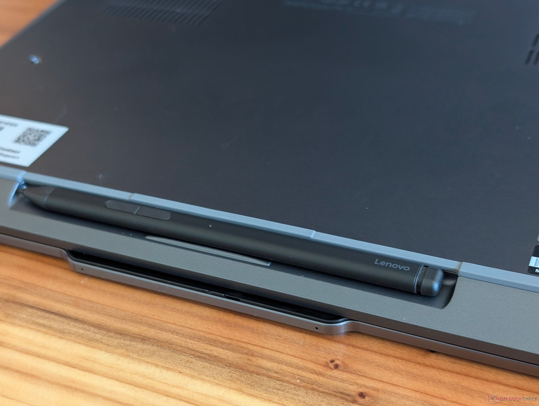 Thiết kế bút Slim Pen 2 siêu mỏng trên ThinkPad X1 2-in-1 Gen 11