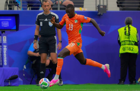 Tiền đạo cánh Nicolas Pepe trong trận đấu với Na Uy