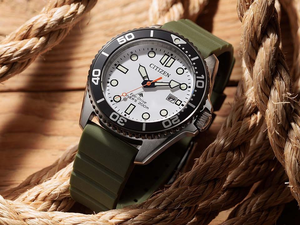 Đồng hồ lặn Citizen Promaster Marine BN0265-00A với mặt số trắng, bezel đen và dây đeo màu xanh olive.