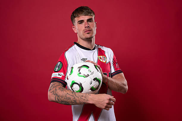 Hậu vệ Pep Chavarria trong màu áo Rayo Vallecano đang là mục tiêu hàng đầu của Chelsea.