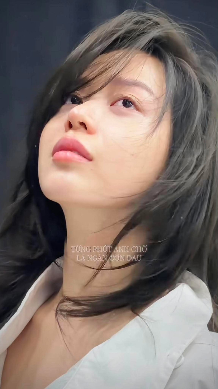 Cận cảnh gương mặt mộc với đường nét hài hòa của nàng hậu.