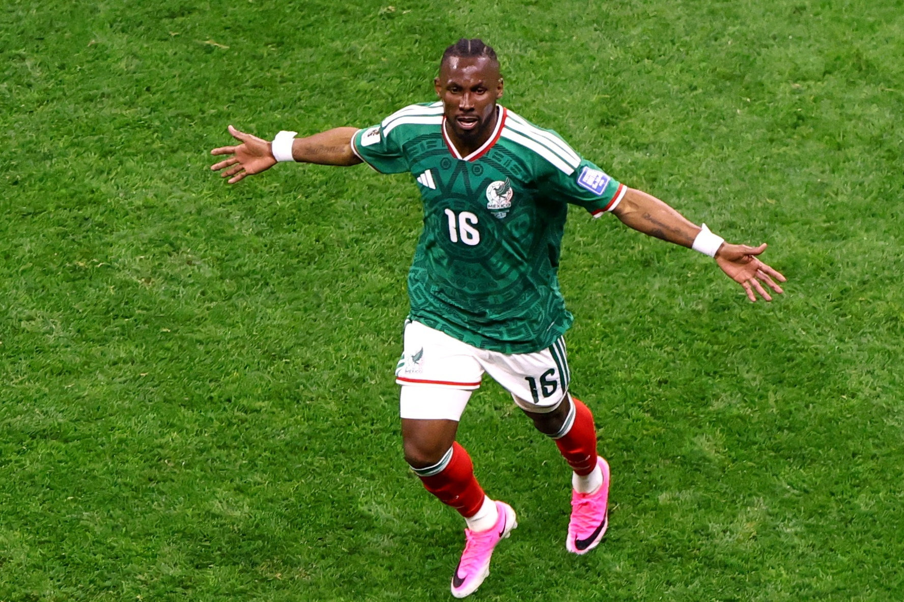 Julian Quinones dứt điểm ghi bàn mở tỷ số cho Mexico