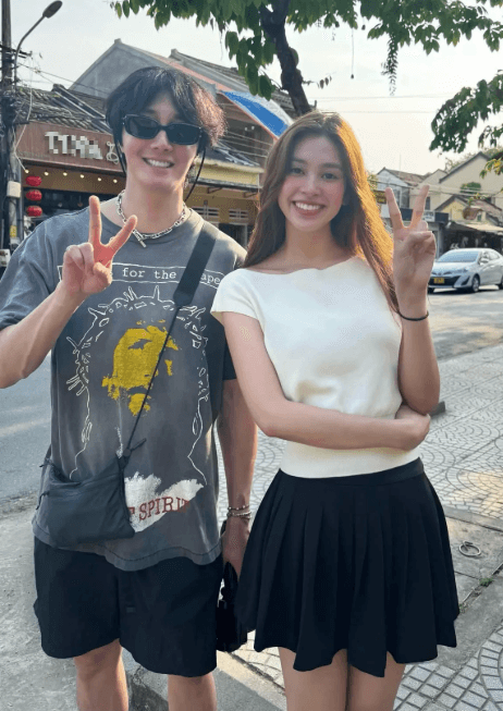 Hoa Hậu Tiểu Vy chụp ảnh kỷ niệm cùng tài tử Jung Il Woo tại Hội An