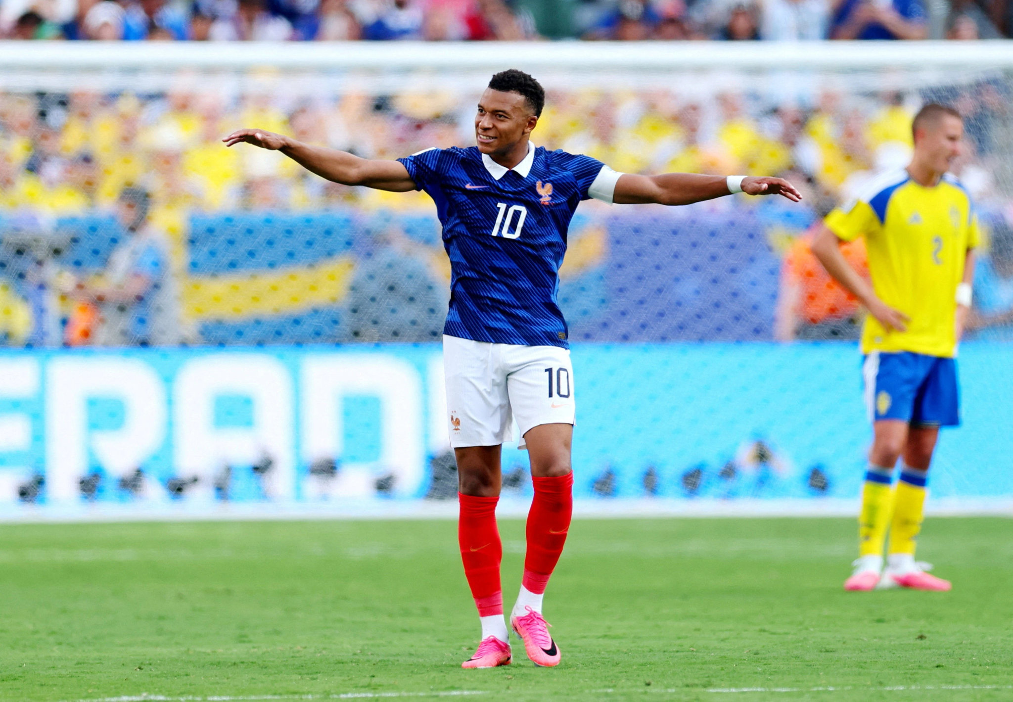 Mbappe ăn mừng bàn thắng cùng các đồng đội trong trận gặp Thụy Điển