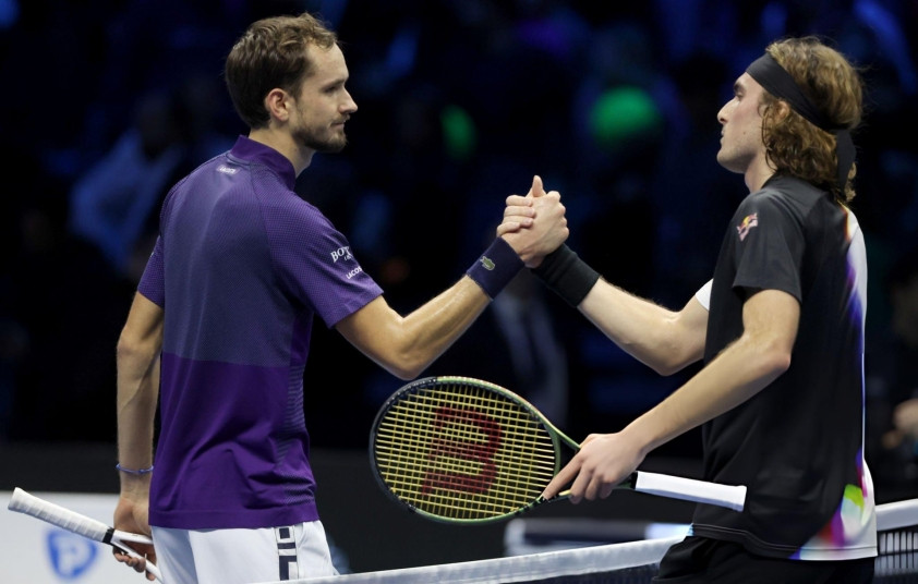 Daniil Medvedev và Stefanos Tsitsipas tại một giải đấu ATP