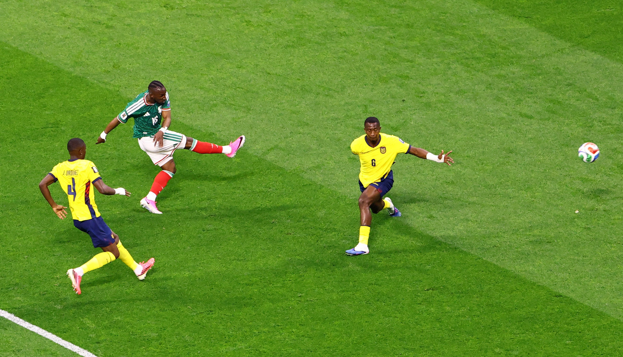 Raul Jimenez ghi bàn thắng thứ hai cho tuyển Mexico