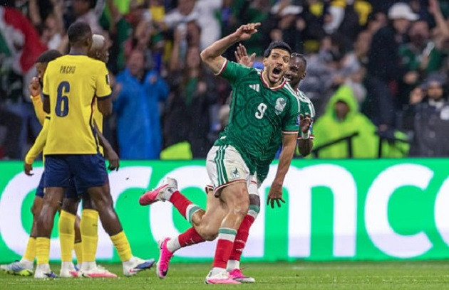 Sai lầm của hậu vệ Ecuador giúp Mexico dẫn 2 bàn chỉ sau 31 phút..