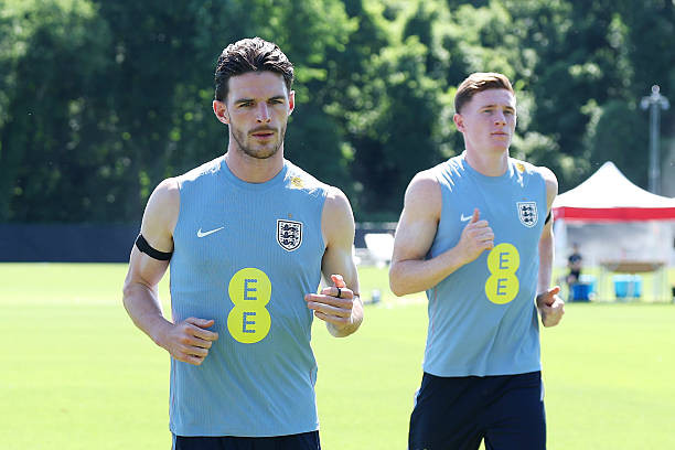 Declan Rice và Elliot Anderson trên sân tập tuyển Anh. Ảnh: Getty Images.