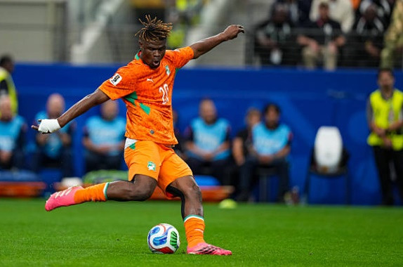 Trung vệ Emmanuel Agbadou thất vọng sau bàn thua