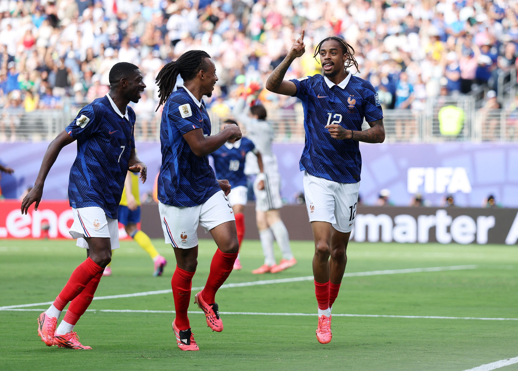 Khoảnh khắc Mbappe dứt điểm lạnh lùng tung lưới Thụy Điển