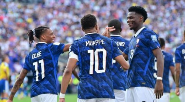 Tập thể ĐT Pháp ăn mừng chiến thắng trước Thụy Điển tại World Cup 2026.