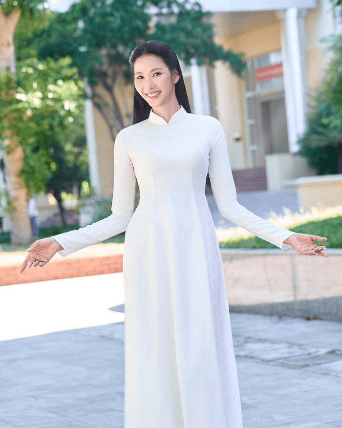 Hoàng Thùy nhẹ nhàng trong bộ áo dài trắng Việt Nam. Ảnh: FBNV