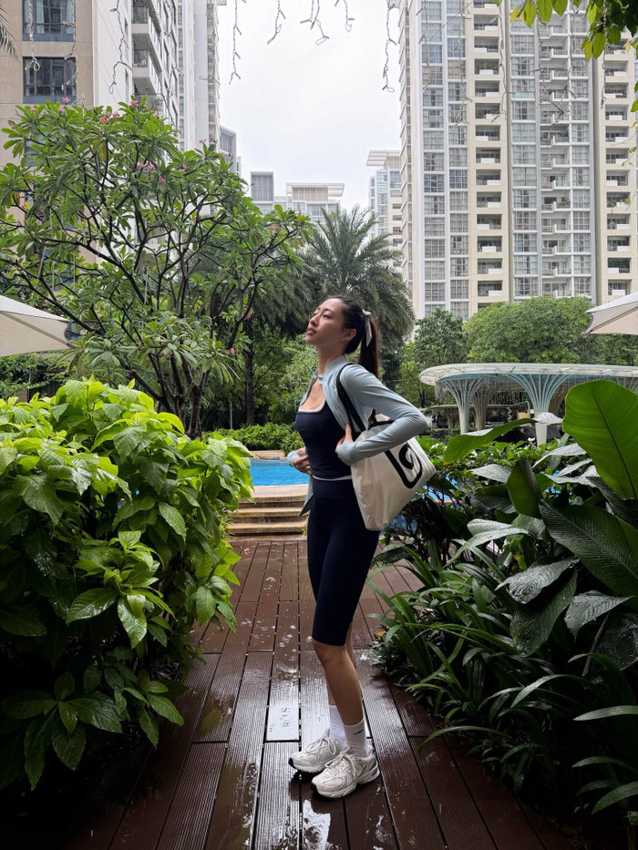 Lương Thùy Linh khoe vóc dáng thanh mảnh bất chấp thời tiết mưa gió.