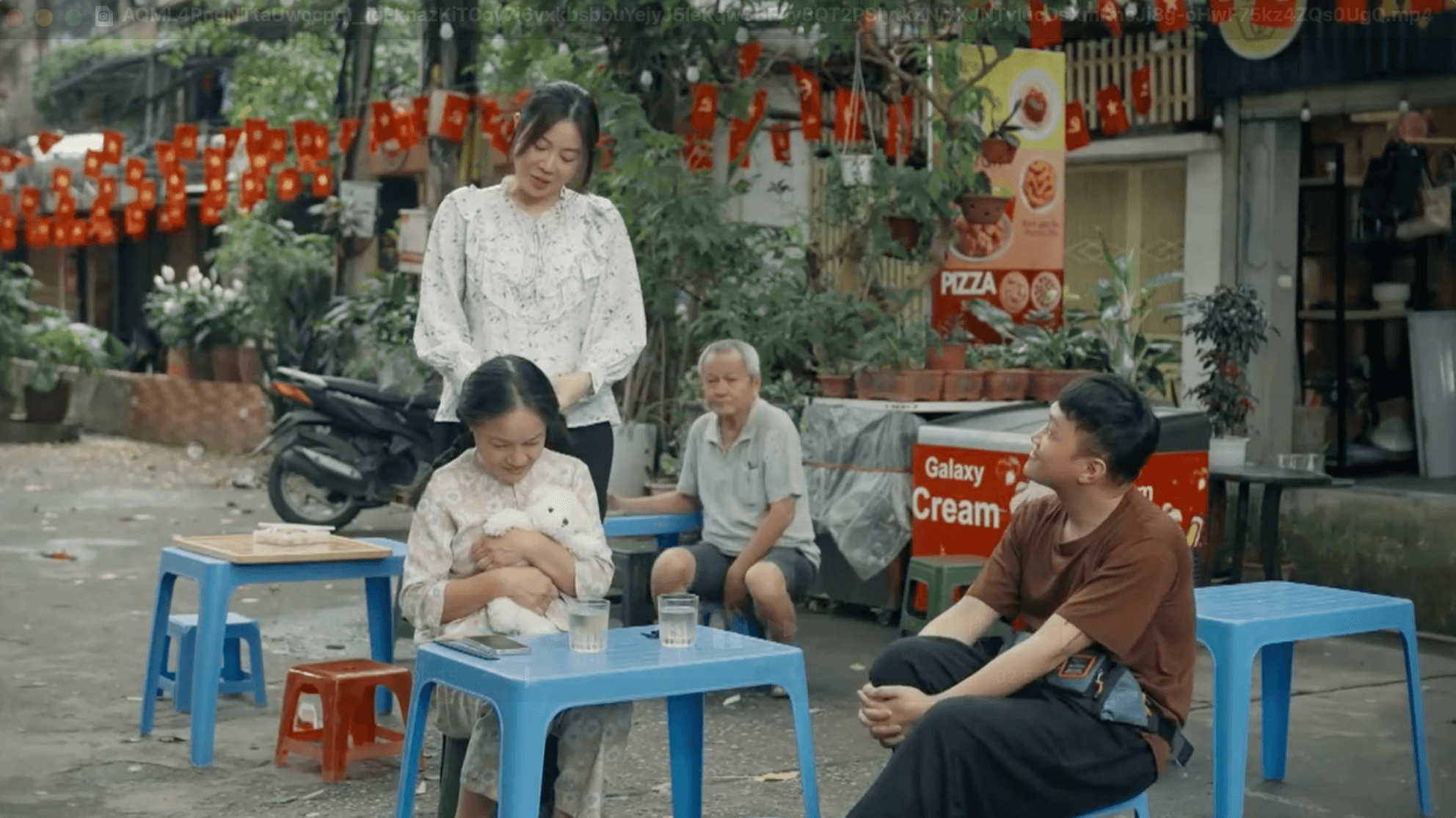 Vân trở về khu tập thể với tâm trạng đầy lo âu và hối hận.