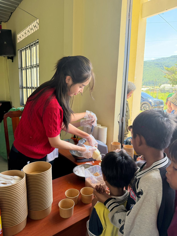 Hoạt động thiện nguyện của Hoa hậu Thanh Thủy tại vùng cao