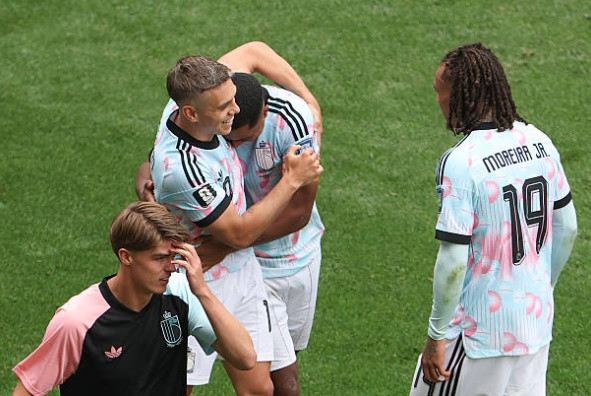 Tielemans đánh đầu gỡ hòa 2-2 sau quả tạt của Trossard