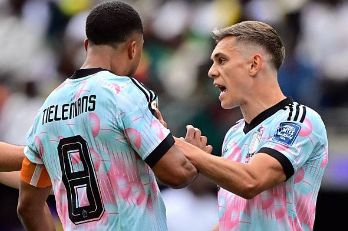 Tielemans và Trossard xô xát ngay trên sân trong trận gặp Senegal
