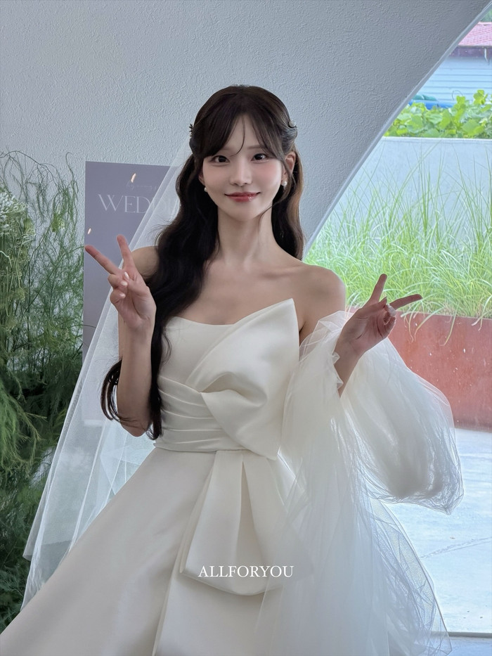 Park Min Jung khoe vóc dáng trong ảnh cưới nhằm khẳng định tình trạng sức khỏe.