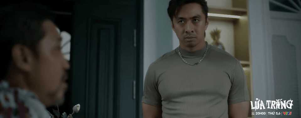 Lão Công trao đổi với đàn em về những điểm vô lý trong hành động của Mai.