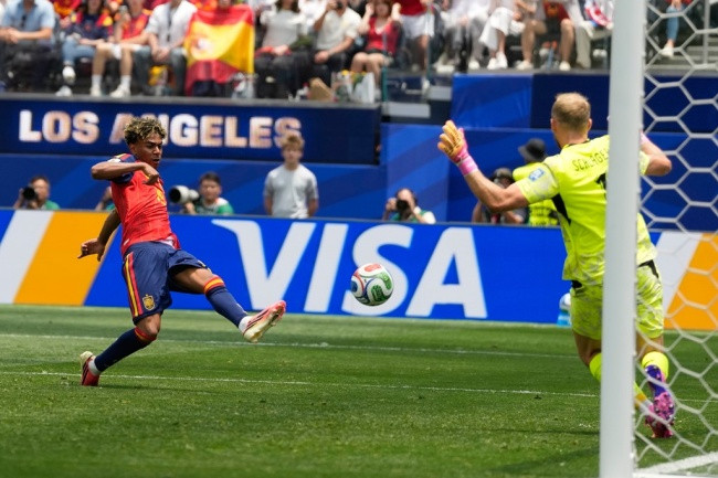 Lamine Yamal đi bóng qua các cầu thủ Áo tại World Cup 2026.