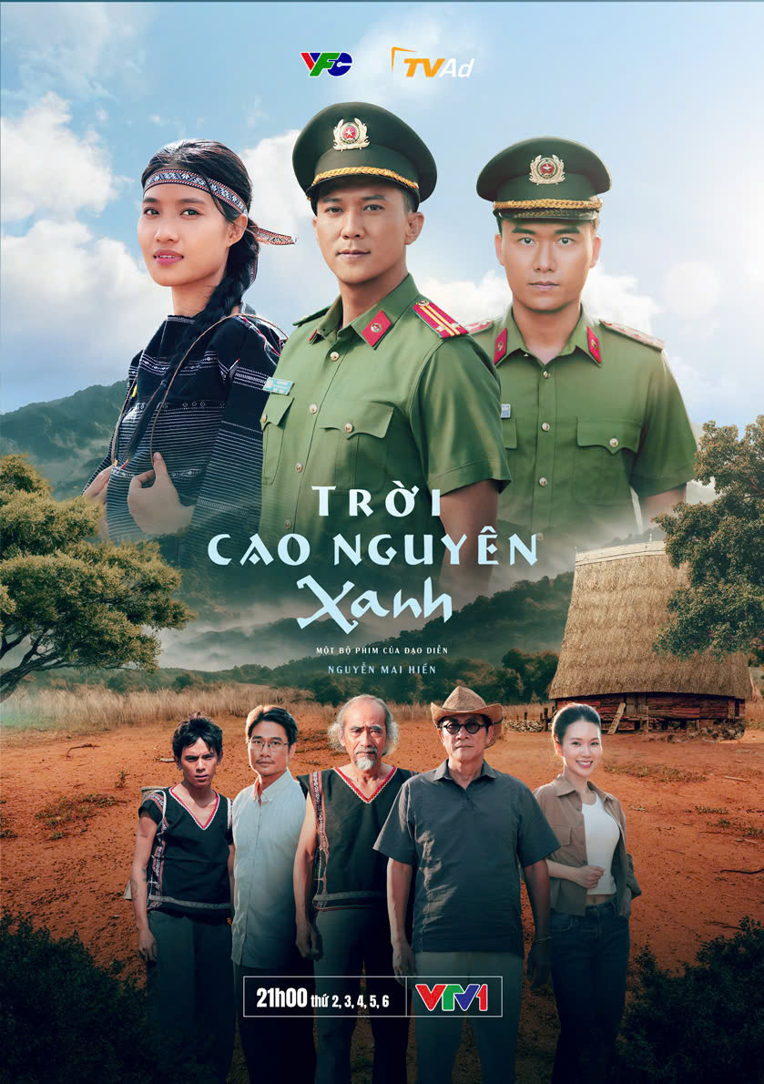 Dàn diễn viên phim Trời cao nguyên xanh ra mắt khán giả tại buổi họp báo.