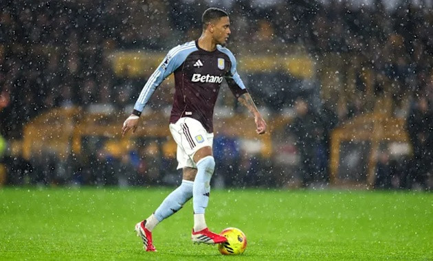 Hậu vệ Ezri Konsa của Aston Villa đang lọt vào tầm ngắm chuyển nhượng của Arsenal