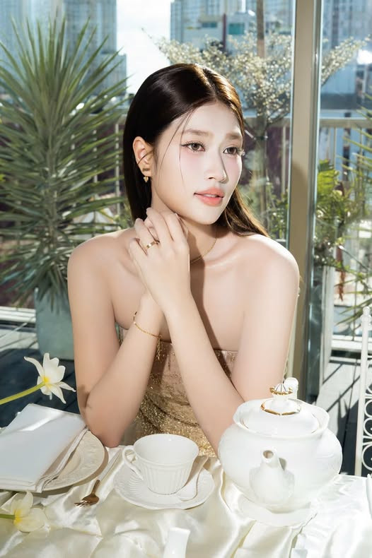 Hoa hậu Đoàn Thiên Ân khoe vóc dáng thanh mảnh trong thiết kế cúp ngực sang trọng.