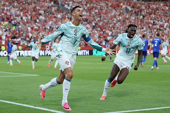 Cristiano Ronaldo ăn mừng bàn thắng lịch sử tại vòng knock-out World Cup 2026.