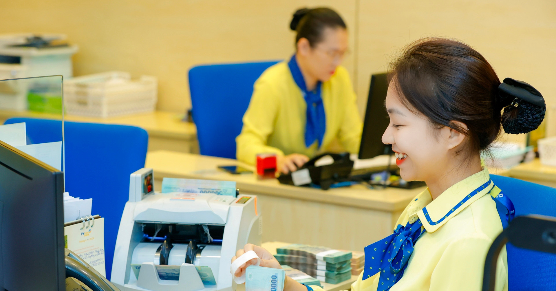Biểu đồ lãi suất ngân hàng và hoạt động giao dịch tại quầy
