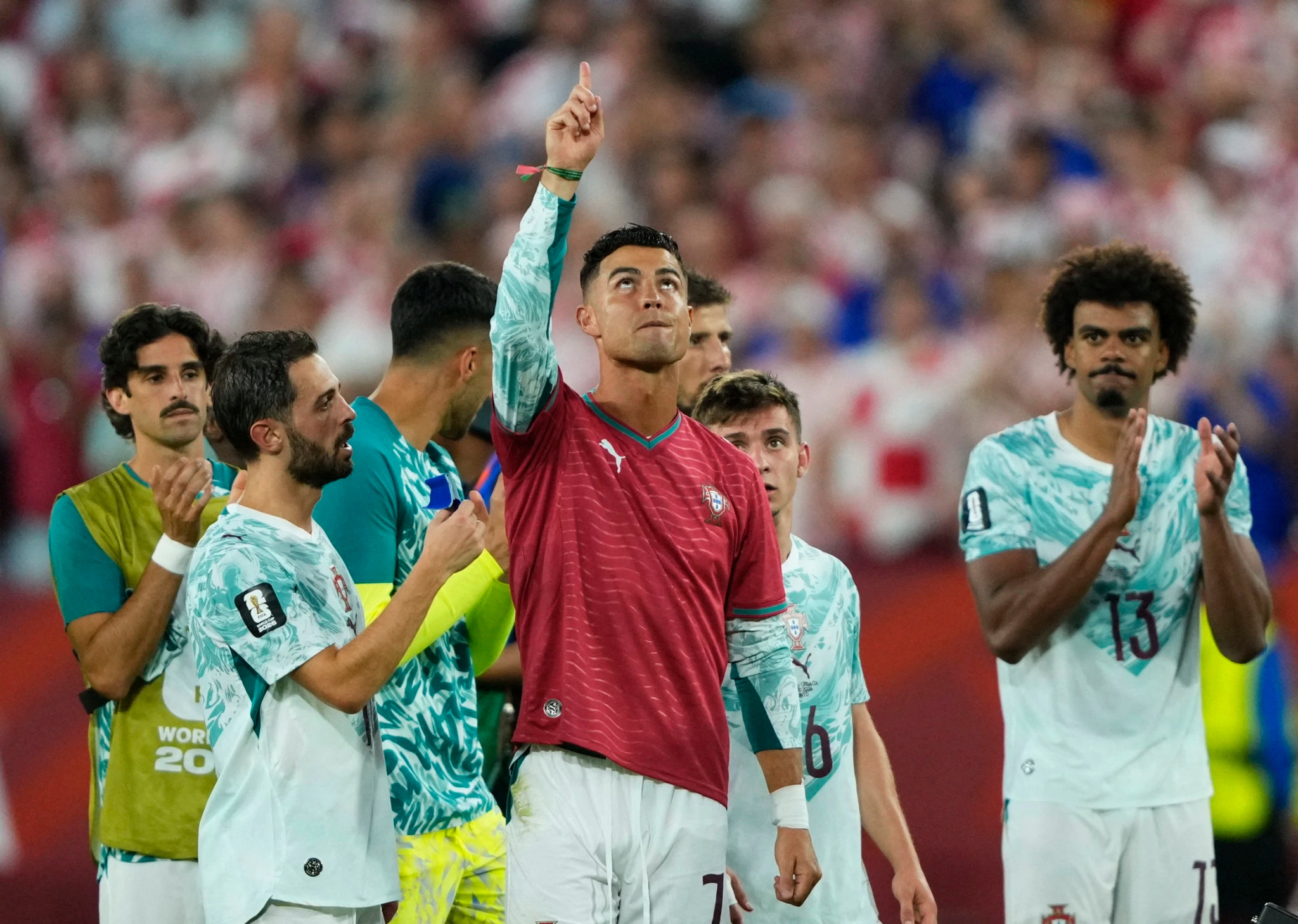 Cristiano Ronaldo va Luka Modric chia se khoanh khac sau tran dau