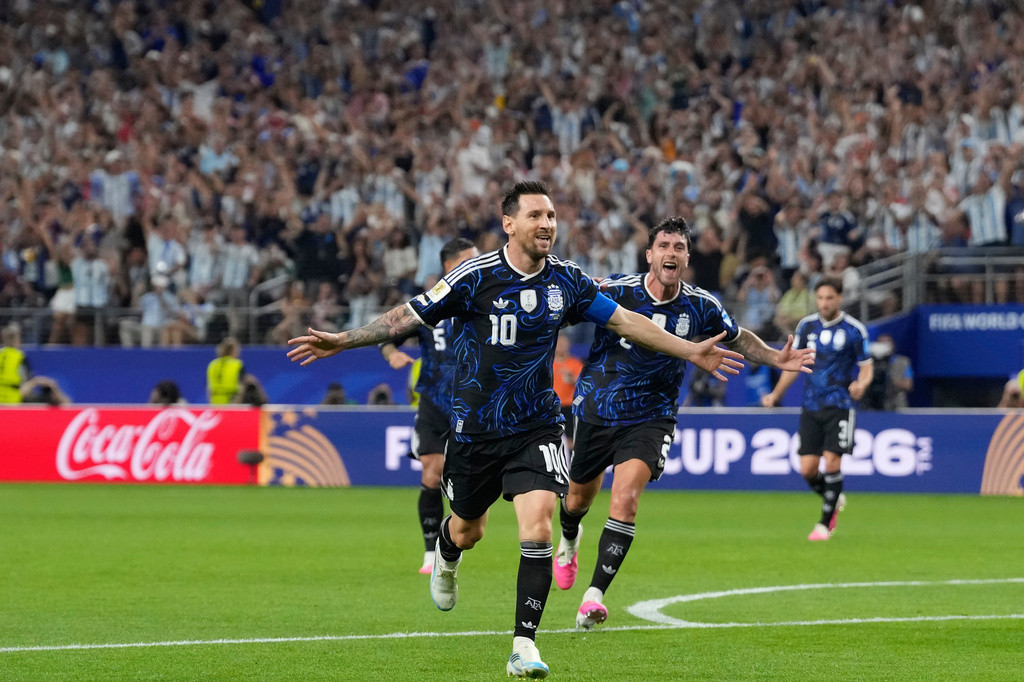 Lionel Messi đối đầu thủ thành Vozinha của Cape Verde tại vòng 32 đội World Cup 2026.