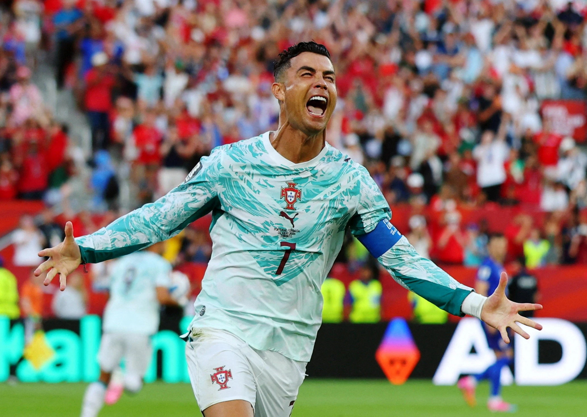 Cristiano Ronaldo va cac dong doi trong tran dau voi Croatia tại World Cup