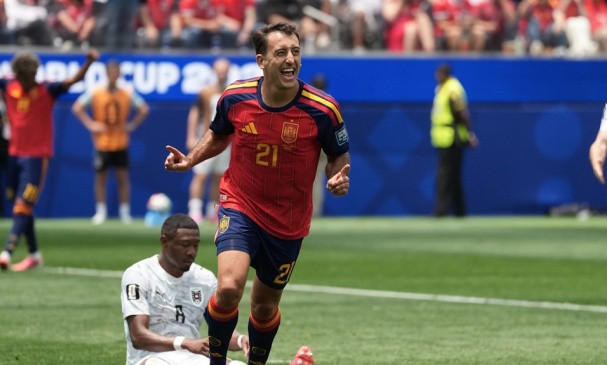 Oyarzabal ghi 2 bàn cho Tây Ban Nha. Ảnh: Sky Sports.