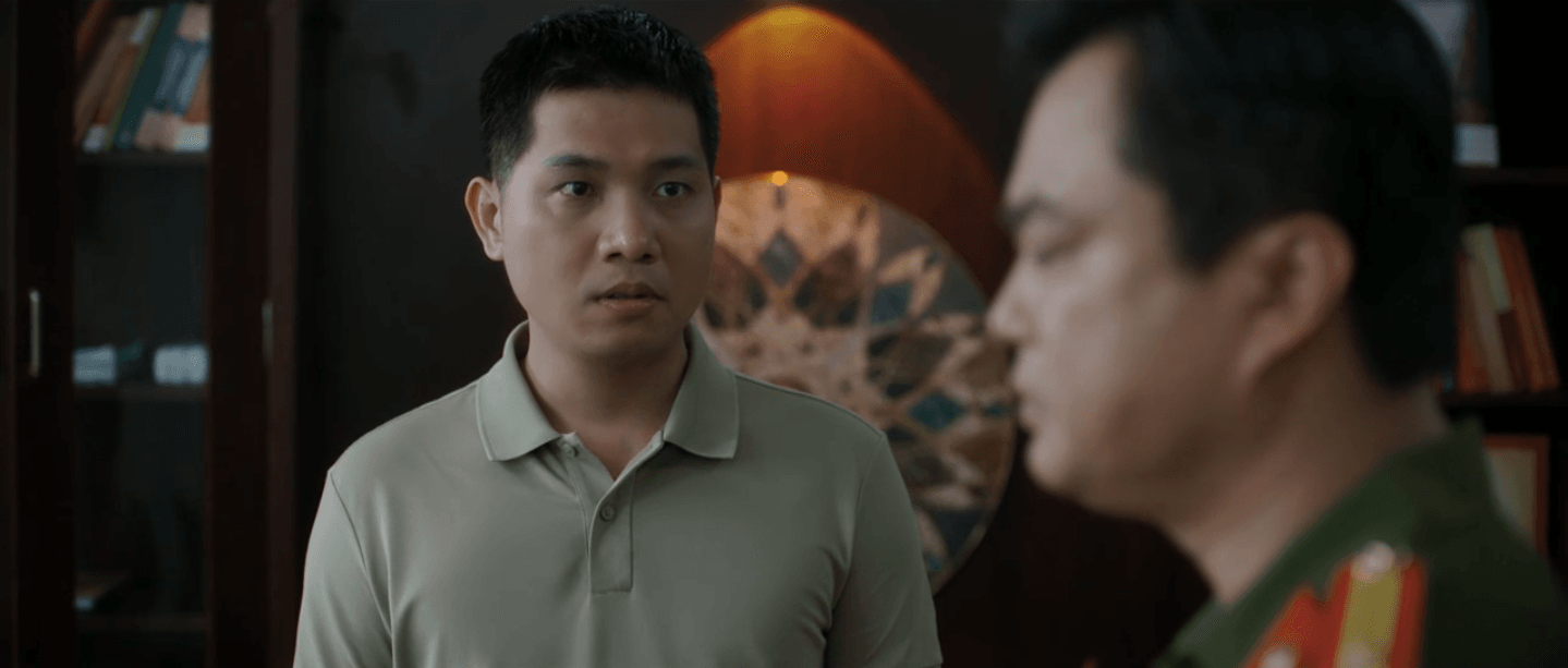 Tài làm việc với cấp trên Trần Nam Châu về nghi vấn lộ thông tin chuyên án.