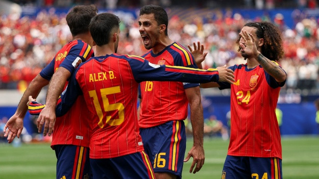Mikel Oyarzabal và các đồng đội ăn mừng bàn thắng vào lưới tuyển Áo.