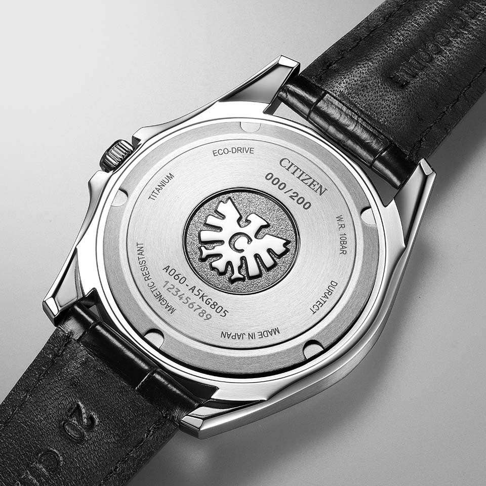 Mặt sau của Citizen AQ4090-08A với biểu tượng chim đại bàng