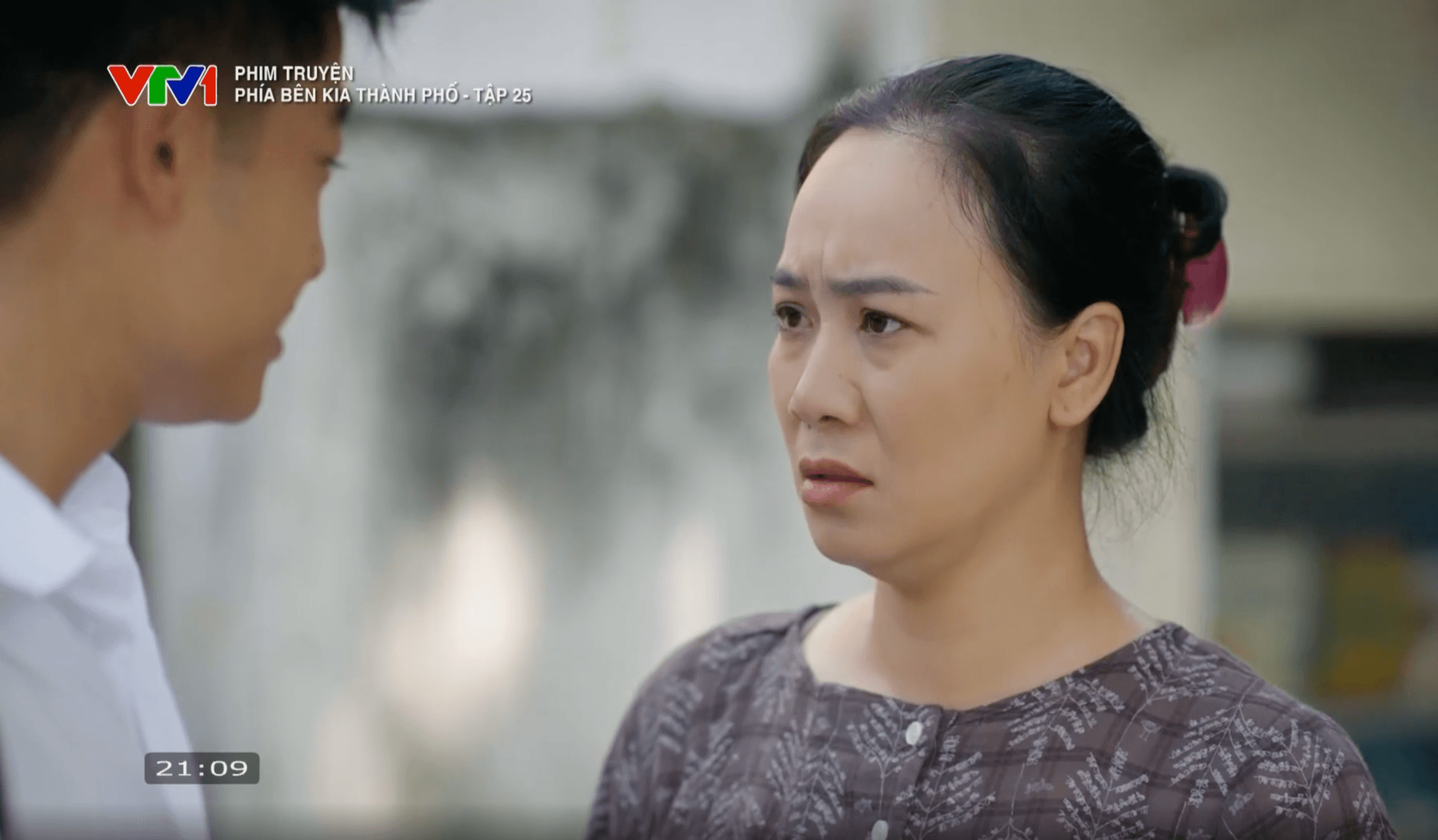 Cương trở về nhà trong tâm trạng hối lỗi sau những biến cố bạo lực.