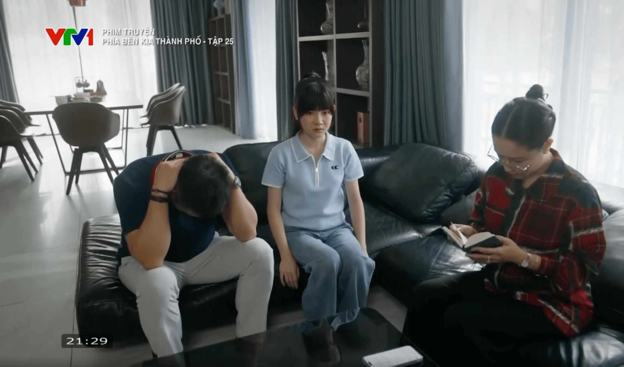 Gia đình Tuyết Lan bàng hoàng khi đọc những dòng nhật ký của Huy.