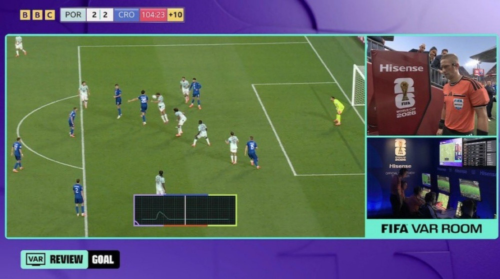 Tình huống gây tranh cãi khiến Ibrahimovic chỉ trích tổ trọng tài VAR