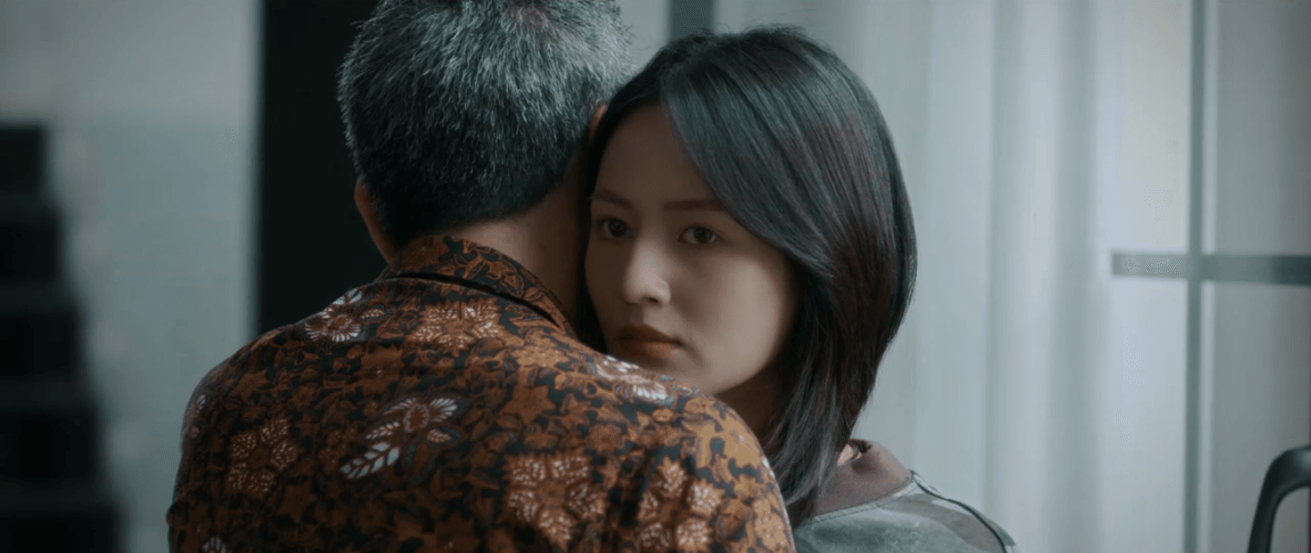 Sự hài lòng của ông trùm trước cá tính mạnh mẽ của cô con gái mới tìm được.