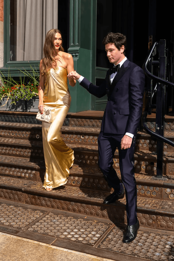 Người mẫu Karlie Kloss cùng chồng xuất hiện trong lễ cưới Taylor Swift