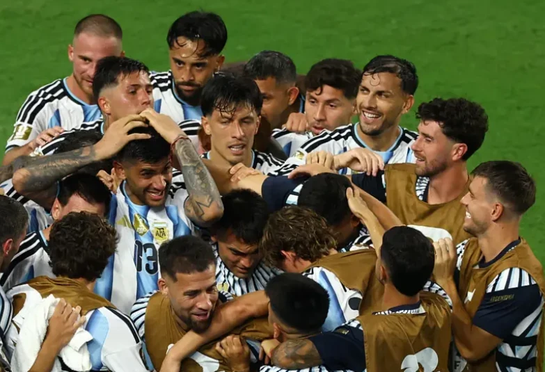 Các cầu thủ Argentina ăn mừng chiến thắng nghẹt thở