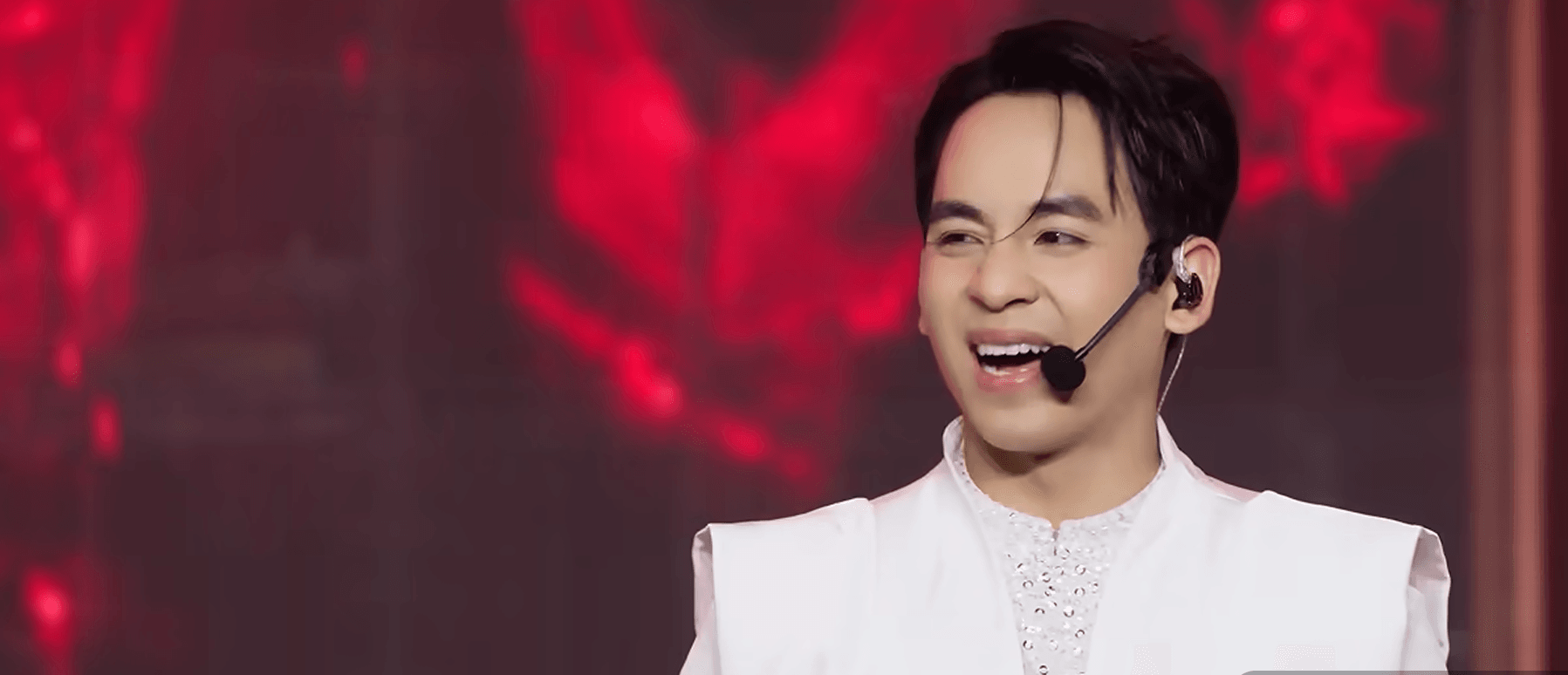 Nghệ sĩ xiếc Phùng Minh Cương biểu diễn trong tập 2