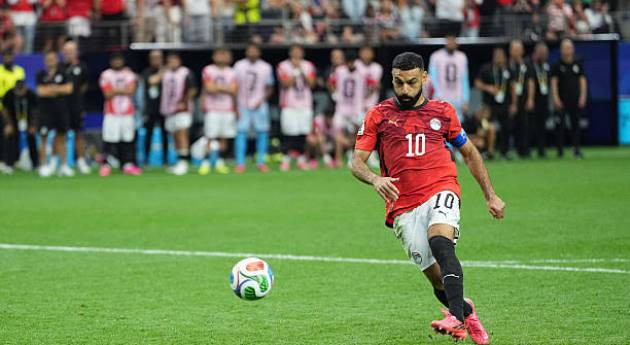 Salah chứng tỏ bản lĩnh với cú sút Panenka. Ảnh: Getty Images.