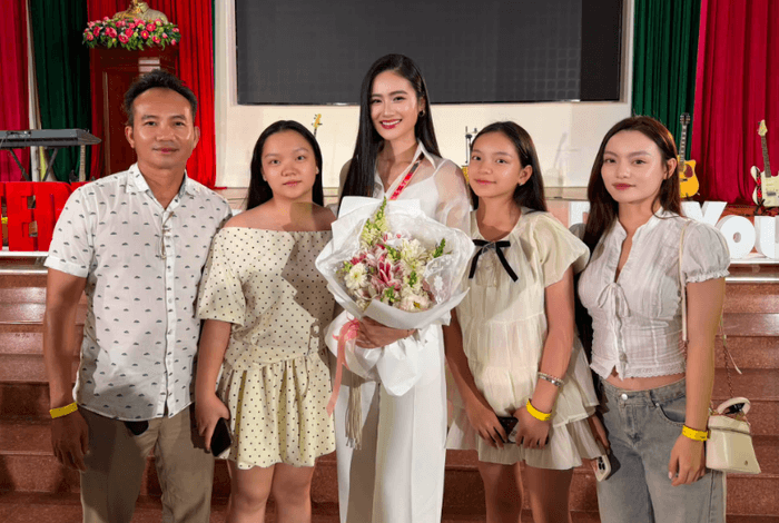 Hoa hậu Ý Nhi cùng gia đình tham dự sự kiện TEDx
