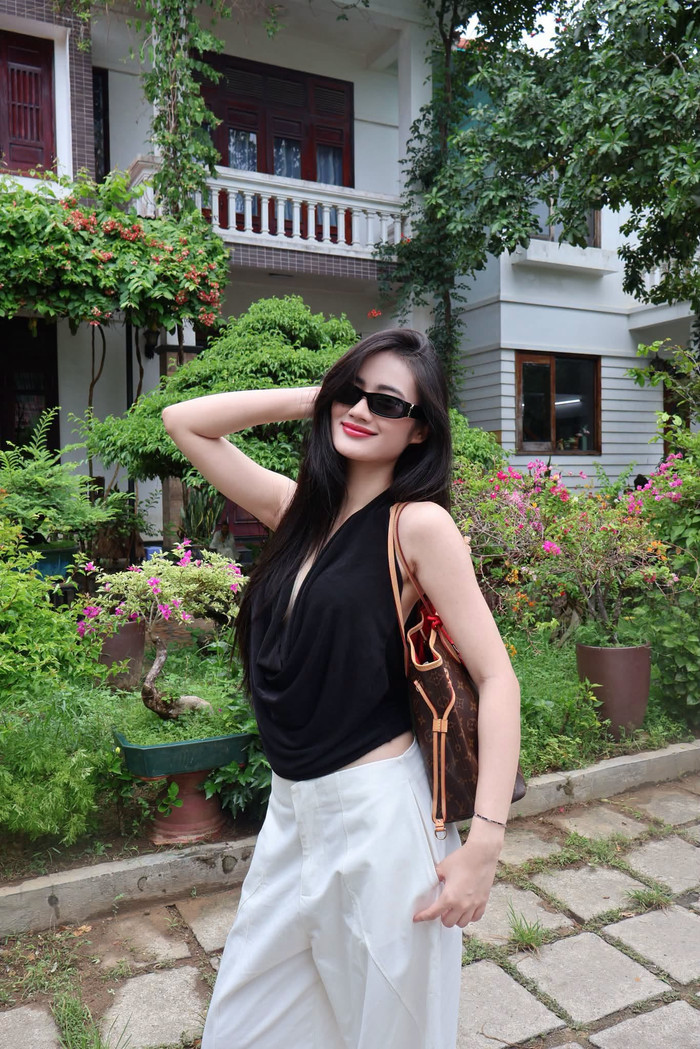 Phong thái tự tin, rạng rỡ minh chứng cho sự trưởng thành của Ý Nhi sau gần ba năm đăng quang.