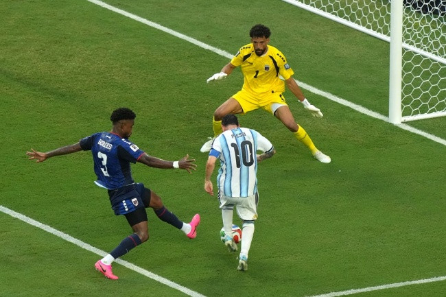 Lionel Messi ghi bàn mở tỷ số cho Argentina