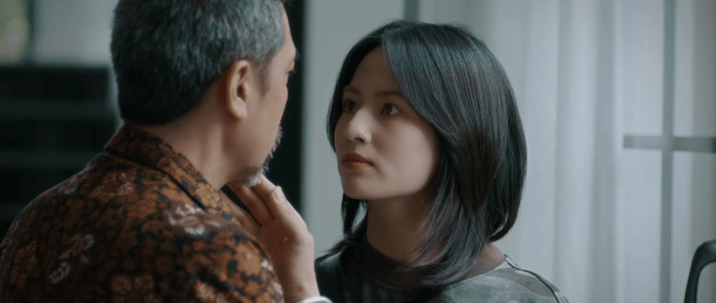 Lão Công ôm Mai vào lòng sau khi chính thức tin tưởng cô là con gái mình.