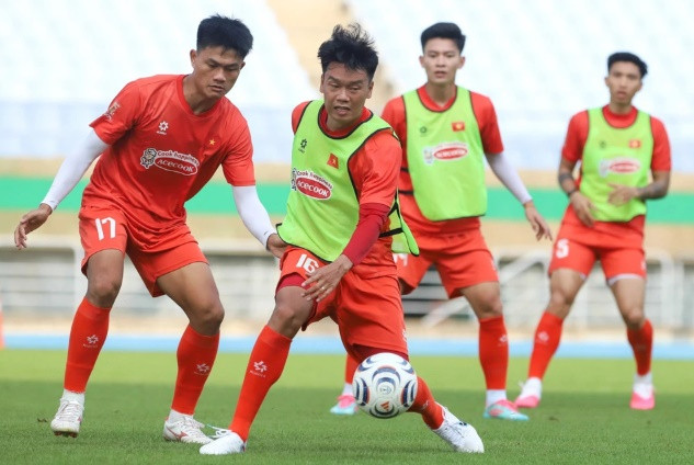 HLV Kim Sang-sik theo dõi sát sao buổi tập của các học trò tại Hàn Quốc