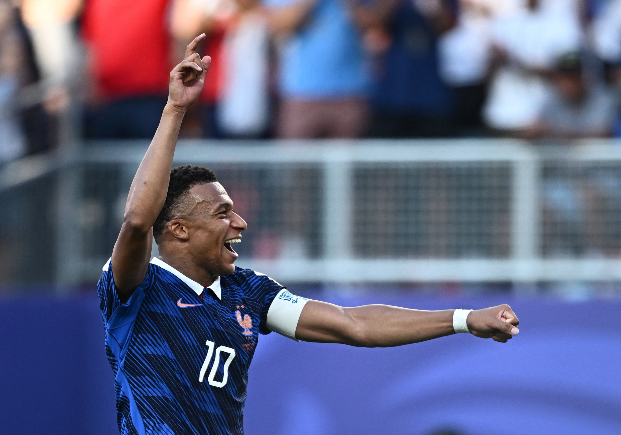 Mbappe ăn mừng bàn thắng duy nhất của trận đấu